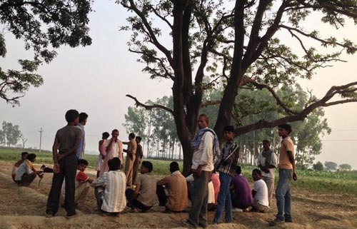 Ấn Độ: Hé lộ nguyên nhân 2 cô gái bị treo xác trên cây - 1