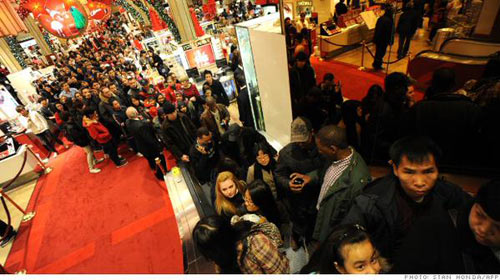 Người Mỹ chen chân mua sắm ngay trước Thứ Sáu Đen - 3