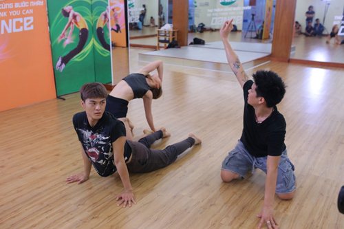 Lâm Vinh Hải tích cực tập luyện cùng thí sinh nhảy - 1