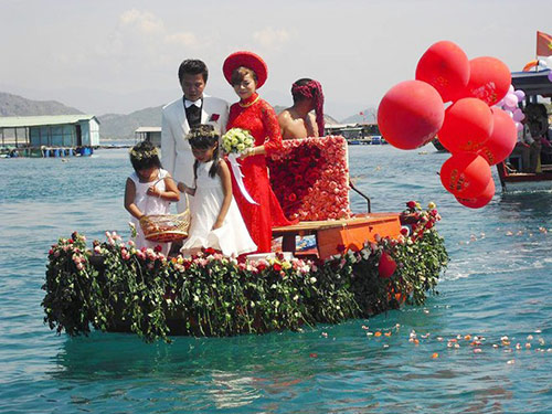 Độc đáo màn rước dâu bằng ghe đầy hoa hồng trên biển - 1