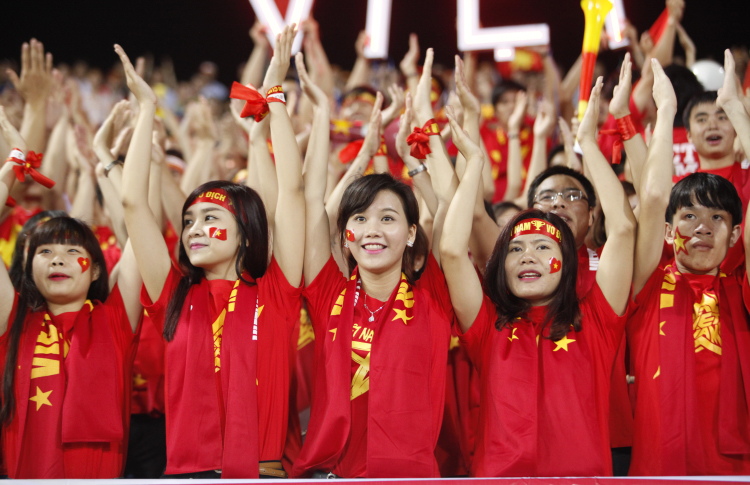 Các bóng hồng xinh đẹp cổ vũ cho đội tuyển Việt Nam
