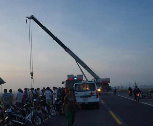 Lật xe đi ăn cưới: 1 người chết, gần 20 người bị thương - 4