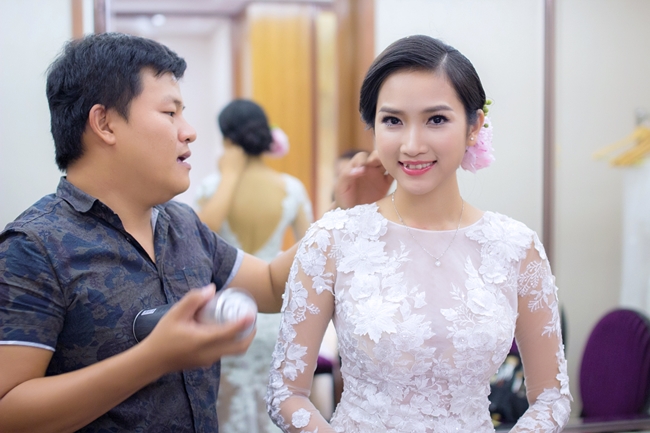 Yến Phương xinh đẹp trong hậu trường.
