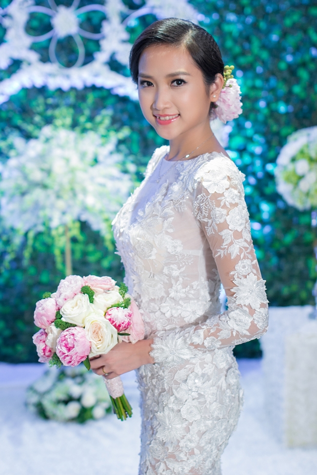 Cô dâu 9X của Lam Trường Yến Phương rạng rỡ trong ngày cưới.
