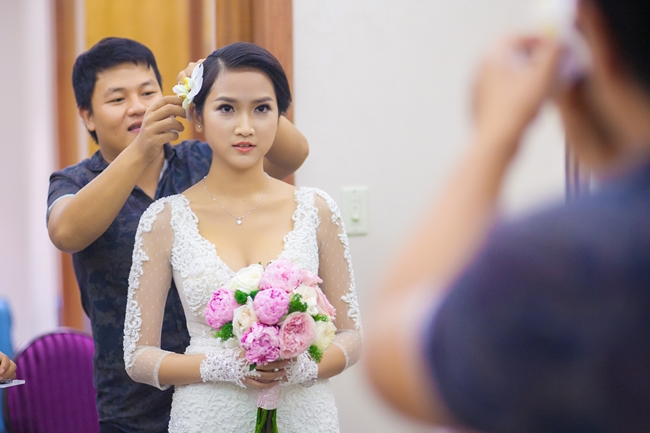 Cô được NTK Vĩnh Thụy thiết kế váy cưới và trang điểm trong ngày vui.
