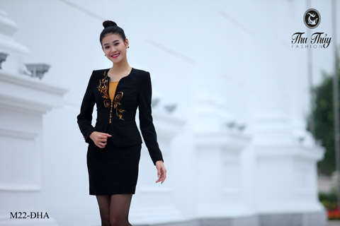 Cô nàng công sở thanh lịch với vest Thu Thủy - 12