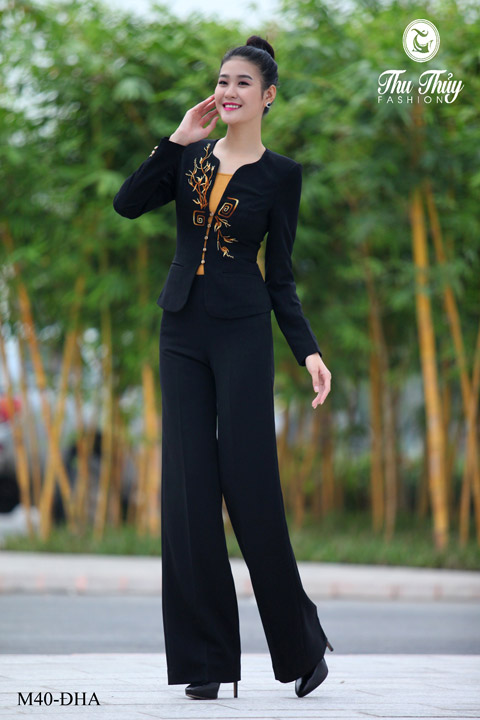 Cô nàng công sở thanh lịch với vest Thu Thủy - 14
