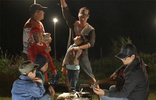 4 ông bố Việt dựng "bếp dã chiến" nấu cơm cho con - 6