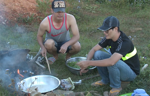 4 ông bố Việt dựng "bếp dã chiến" nấu cơm cho con - 1