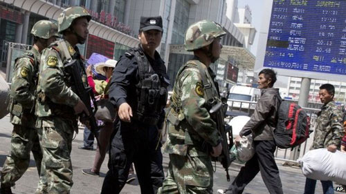 TQ: Đánh bom khủng bố ở Tân Cương, 15 người chết - 1