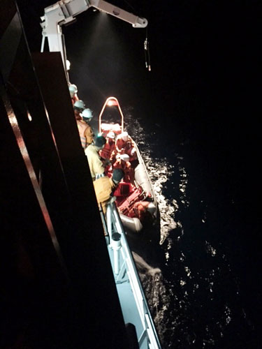 Vượt gió bão, cứu thuyền viên tàu Trung Quốc bị nạn - 1