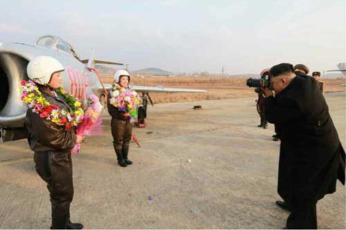 Ảnh ấn tượng: Kim Jong-un chụp ảnh cho nữ phi công - 1