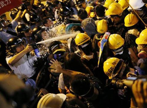 Biểu tình Hong Kong đụng độ dữ dội với cảnh sát - 1