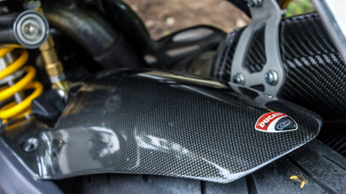 Ducati streetfighter 848 lột xác với bộ đồ hàng hiệu