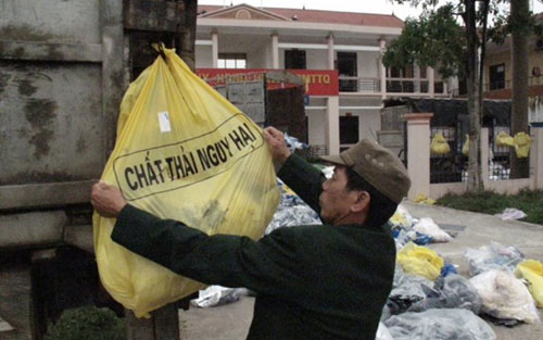 Thái Nguyên: Dân biến trụ sở xã thành... bãi rác - 1