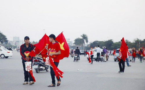 Sinh viên... nín thở xem bóng đá - 1