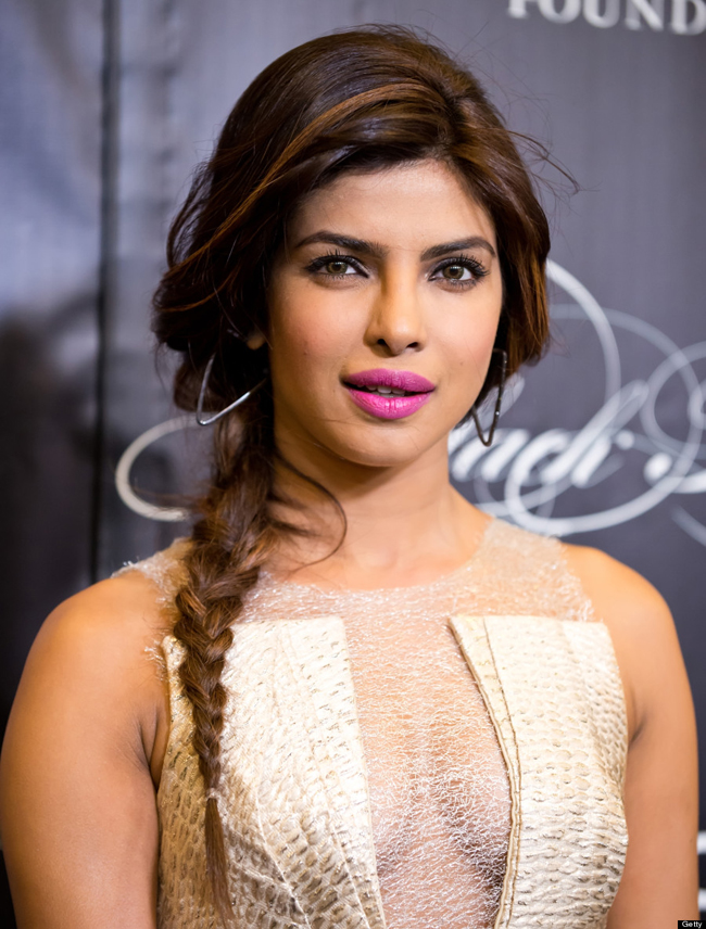 Priyanka Chopra luôn gây chú ý khi xuất hiện vì quá gợi cảm
