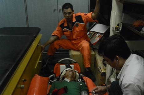 Vượt sóng cứu ngư dân: Một ngư dân tử vong ở bệnh viện - 1
