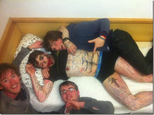 Đi ngủ thôi mà cũng không được yên - 4