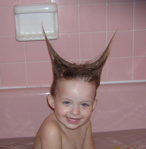 Phì cười với mái tóc "bá đạo" của bé - 3