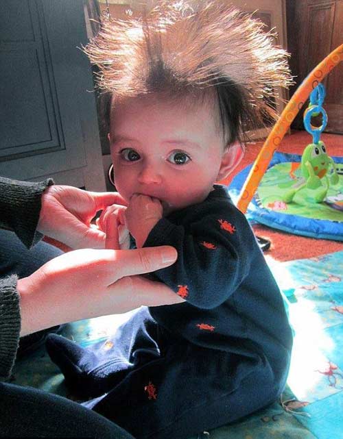 Phì cười với mái tóc "bá đạo" của bé - 4