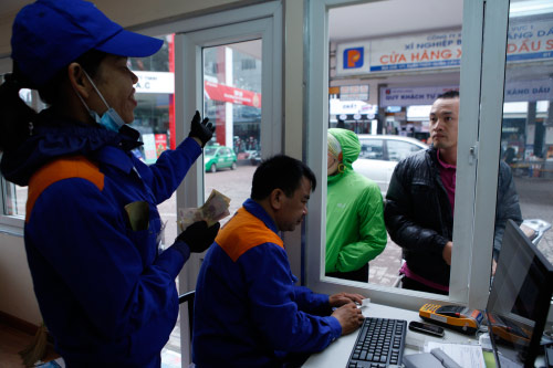 HN: Lần đầu tiên khách hàng được tự bơm khi mua xăng - 5