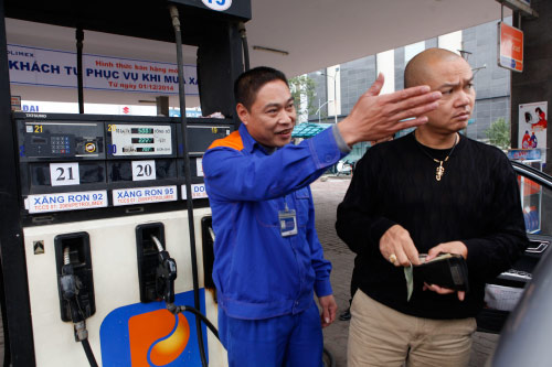 HN: Lần đầu tiên khách hàng được tự bơm khi mua xăng - 4