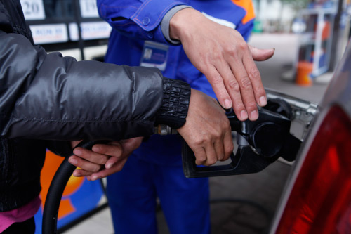 HN: Lần đầu tiên khách hàng được tự bơm khi mua xăng - 8