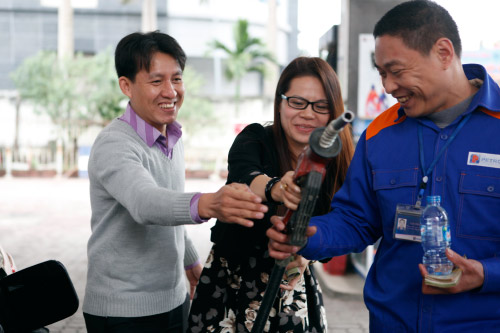 HN: Lần đầu tiên khách hàng được tự bơm khi mua xăng - 12