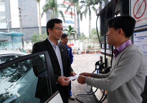 HN: Lần đầu tiên khách hàng được tự bơm khi mua xăng - 13