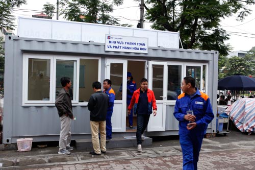 HN: Lần đầu tiên khách hàng được tự bơm khi mua xăng - 6