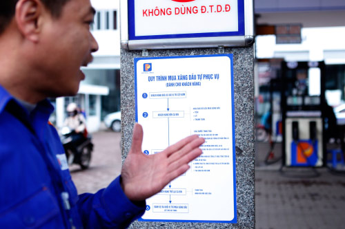 HN: Lần đầu tiên khách hàng được tự bơm khi mua xăng - 2