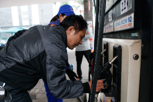 HN: Lần đầu tiên khách hàng được tự bơm khi mua xăng - 11