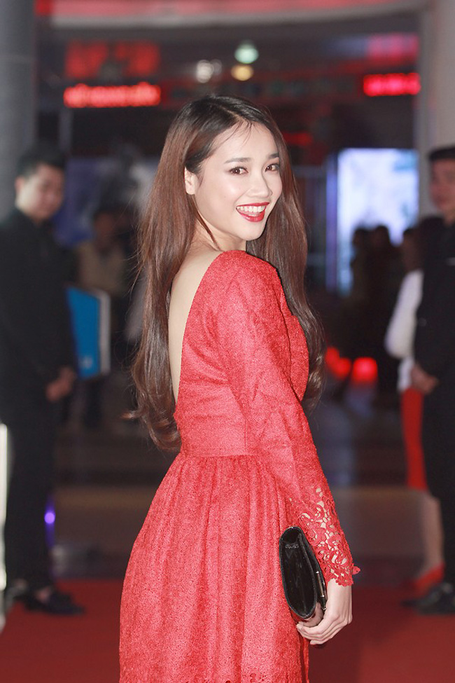 Trong buổi ra mắt bộ phim Quả tim máu đầu tháng 2, Nhã Phương cũng chọn chiếc váy hở lưng màu đỏ chói. 
