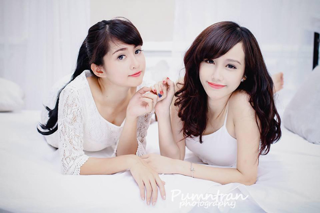 Quỳnh Phương và Kim Ngân được biết đến là hai hot girl của trường Đại học Ngoại thương Hà Nội
