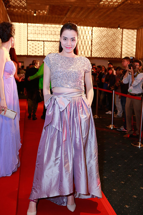 Trang Nhung mặc áo hở eo lấp ló bụng bầu - 2