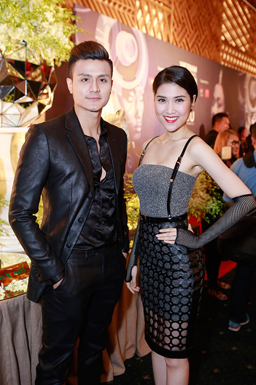 Trang Nhung mặc áo hở eo lấp ló bụng bầu - 9