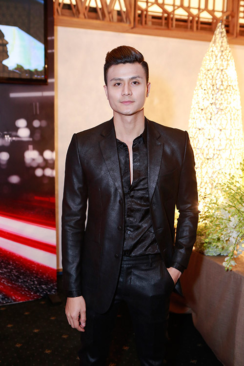 Trang Nhung mặc áo hở eo lấp ló bụng bầu - 8