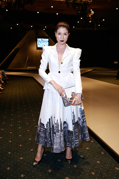 Trang Nhung mặc áo hở eo lấp ló bụng bầu - 13