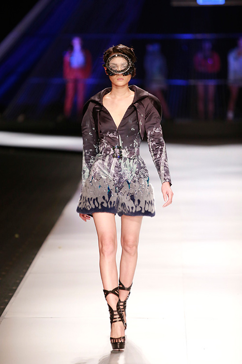 Hoàng Thùy "đắt" show thời trang quốc tế - 4