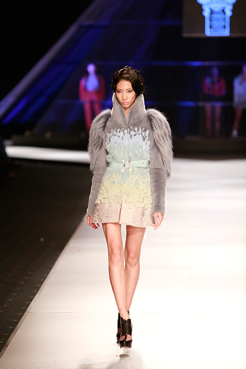 Hoàng Thùy "đắt" show thời trang quốc tế - 5