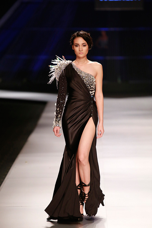 Hoàng Thùy "đắt" show thời trang quốc tế - 6