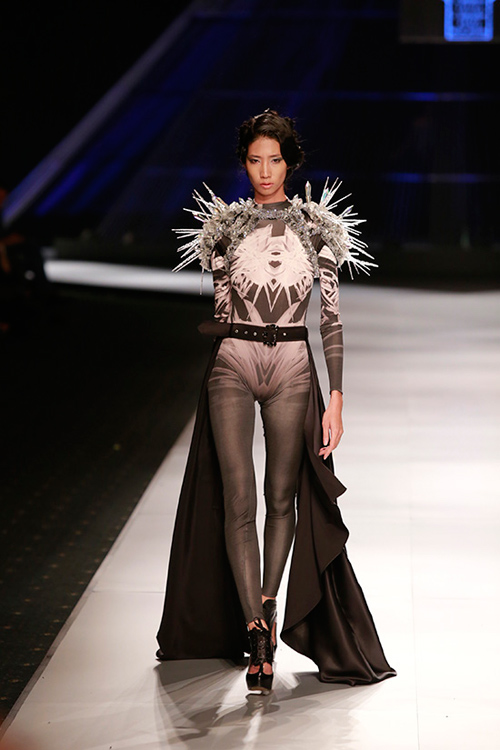 Hoàng Thùy "đắt" show thời trang quốc tế - 7