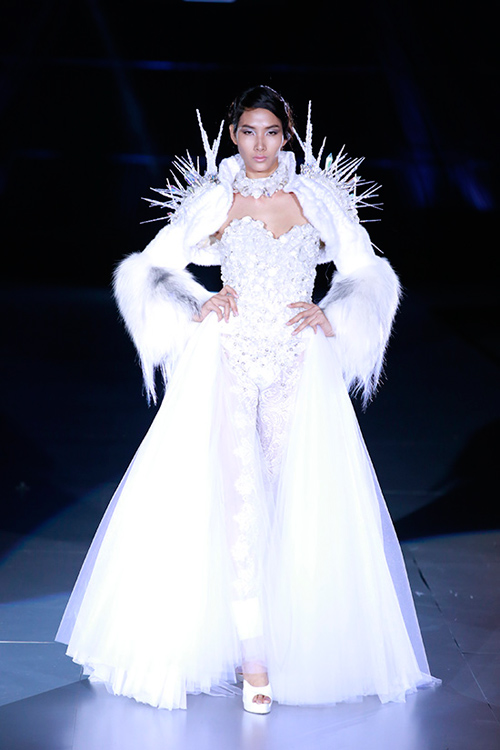 Hoàng Thùy "đắt" show thời trang quốc tế - 3