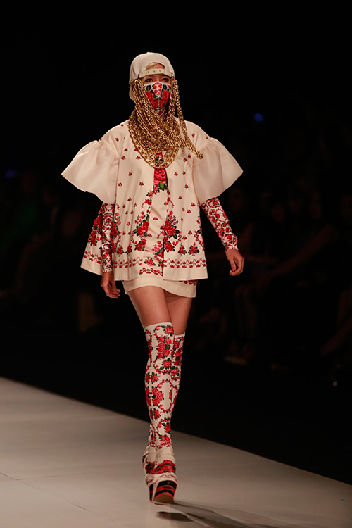 Hoàng Thùy "đắt" show thời trang quốc tế - 11