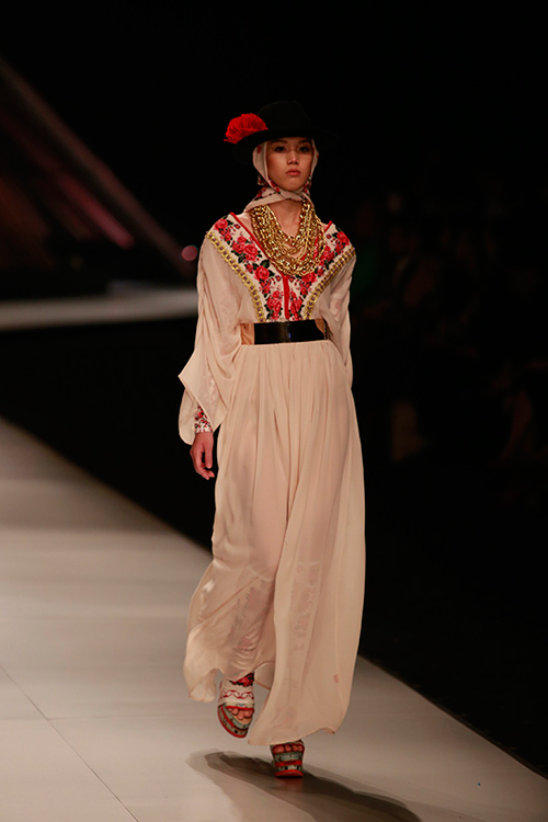 Hoàng Thùy "đắt" show thời trang quốc tế - 12