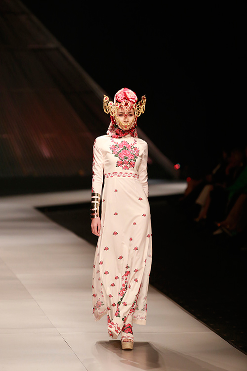 Hoàng Thùy "đắt" show thời trang quốc tế - 13