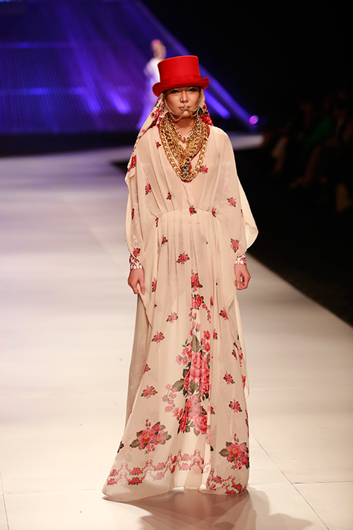 Hoàng Thùy "đắt" show thời trang quốc tế - 14