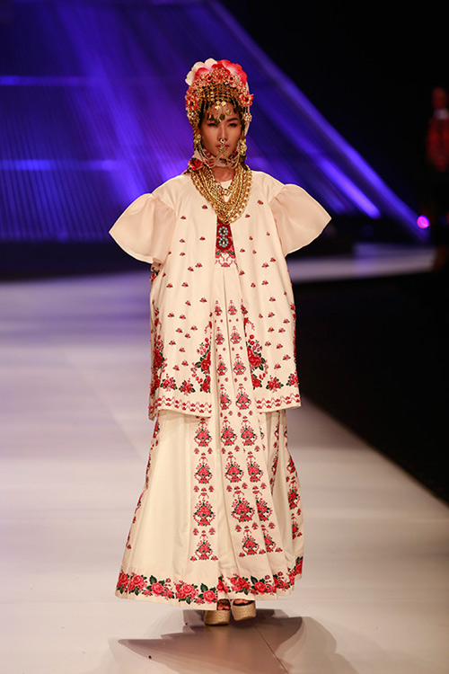 Hoàng Thùy "đắt" show thời trang quốc tế - 2