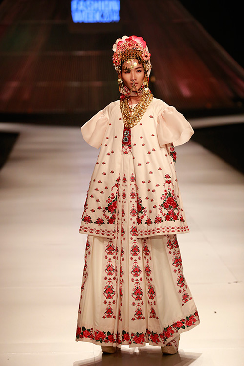 Hoàng Thùy "đắt" show thời trang quốc tế - 10